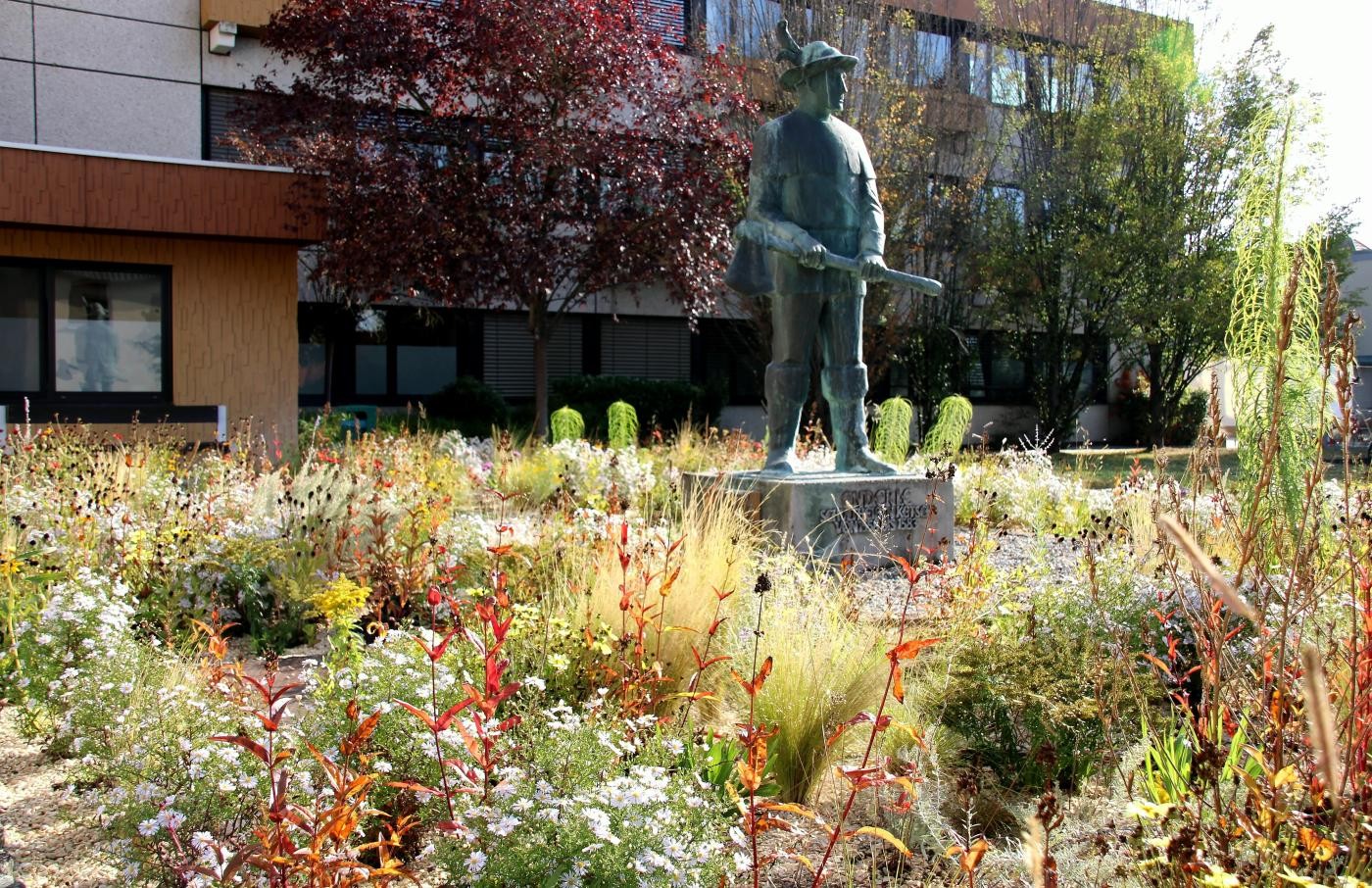 Enderle-Statue und Rathausgebäude