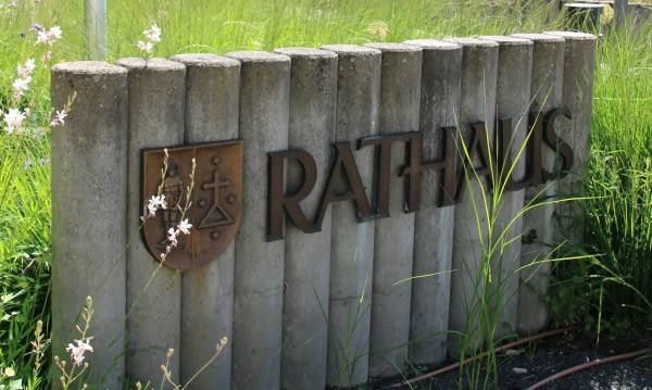 Schild aus Steinpflöcken mit Rathaus-Schrift