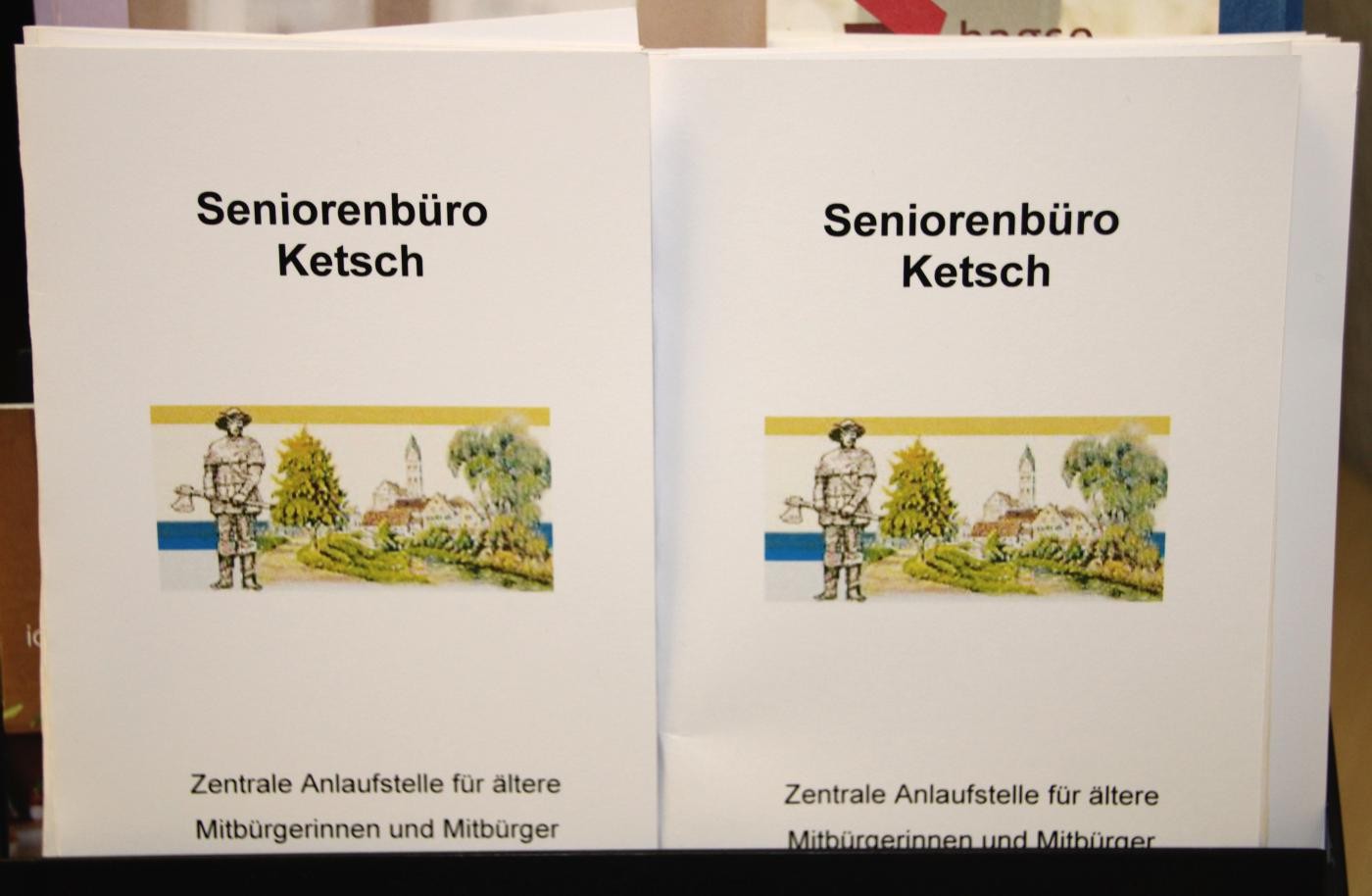 Regal mir Broschüren des Seniorenbüros