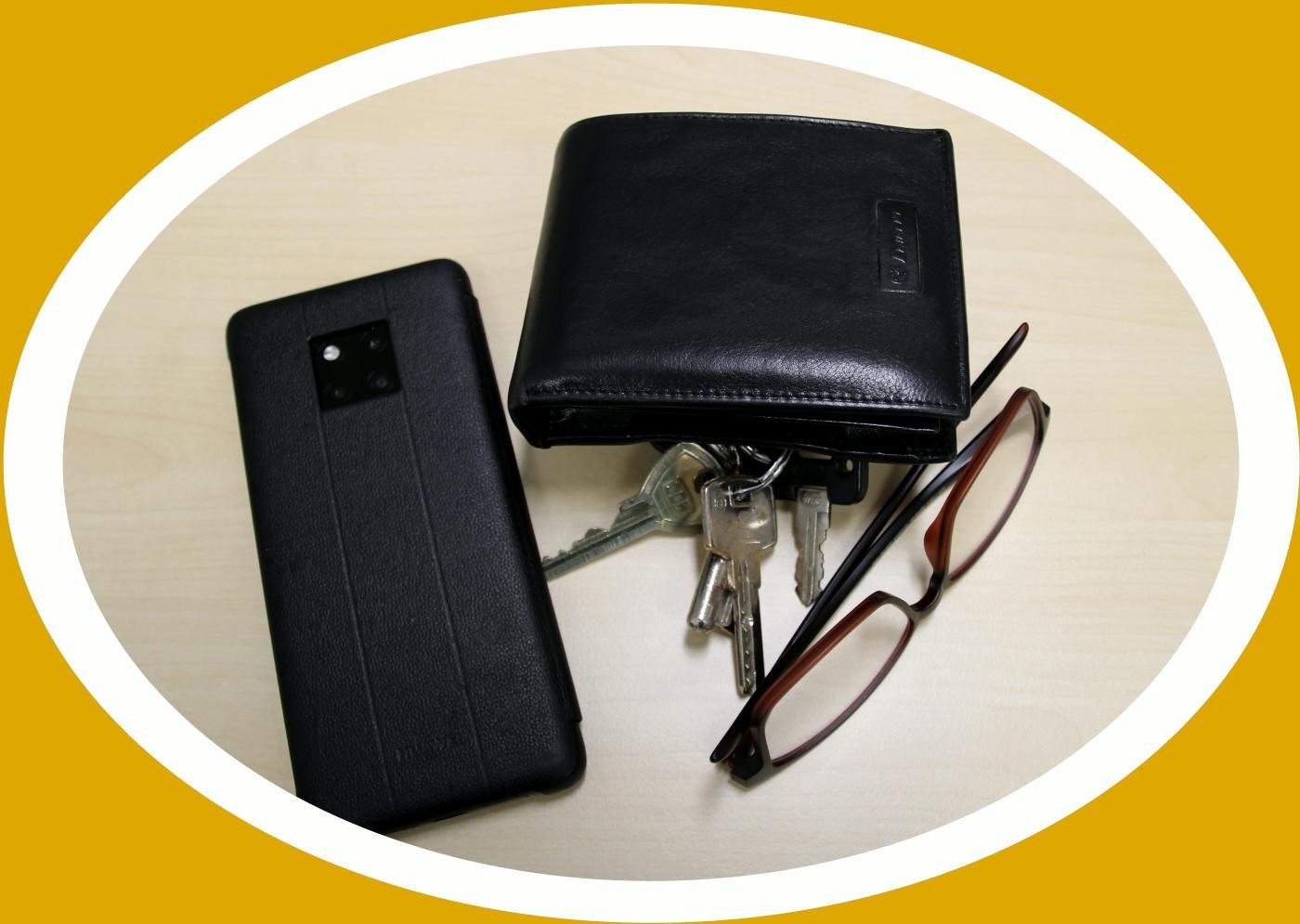 Handy, Schlüssel, Geldbörse und Brille