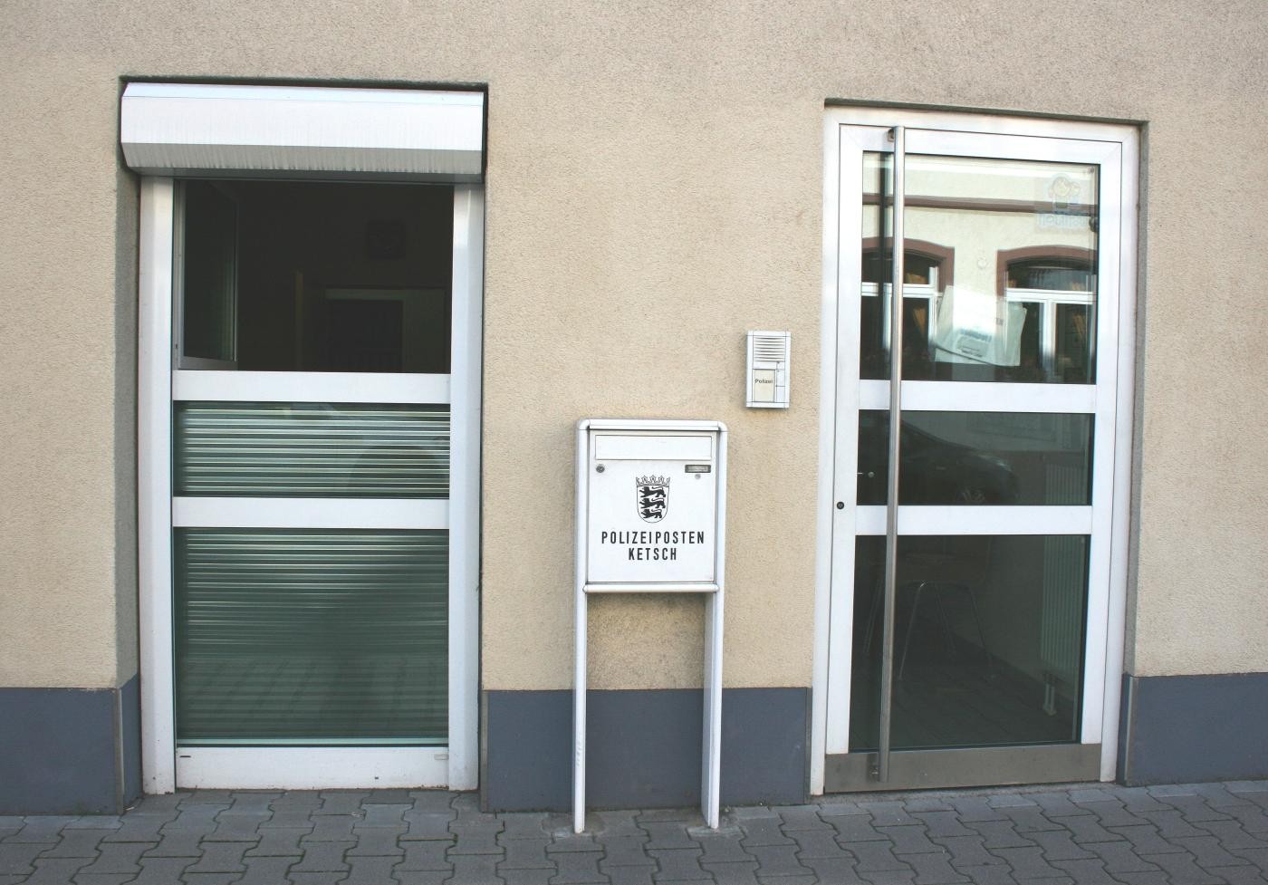 Bild zeigt den Eingang des Gebäudes für den Polizeiposten