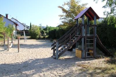 Spielturm aus Holz