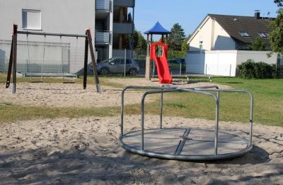 Drehkarussell, im Hintergrund Schaukel und Rutsche