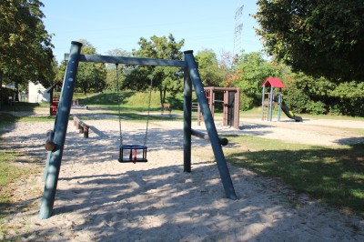 Rutsche im Vordergrund, weitere Spielgeräte im Hintergrund