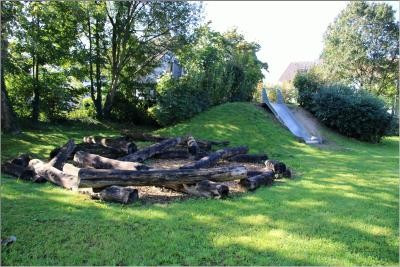Baumstämme zum Balancieren, Rutsche im Hintergrund