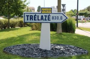 Hinweisschild mit Kilometerangabe, wie weit es nach Trélazé ist