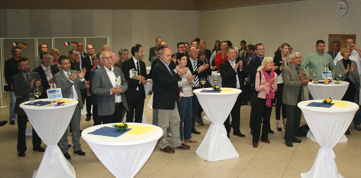 Das Bild zeigt die Gäste des Wirtschaftsforums im Ferdinand-Schmid-Haus