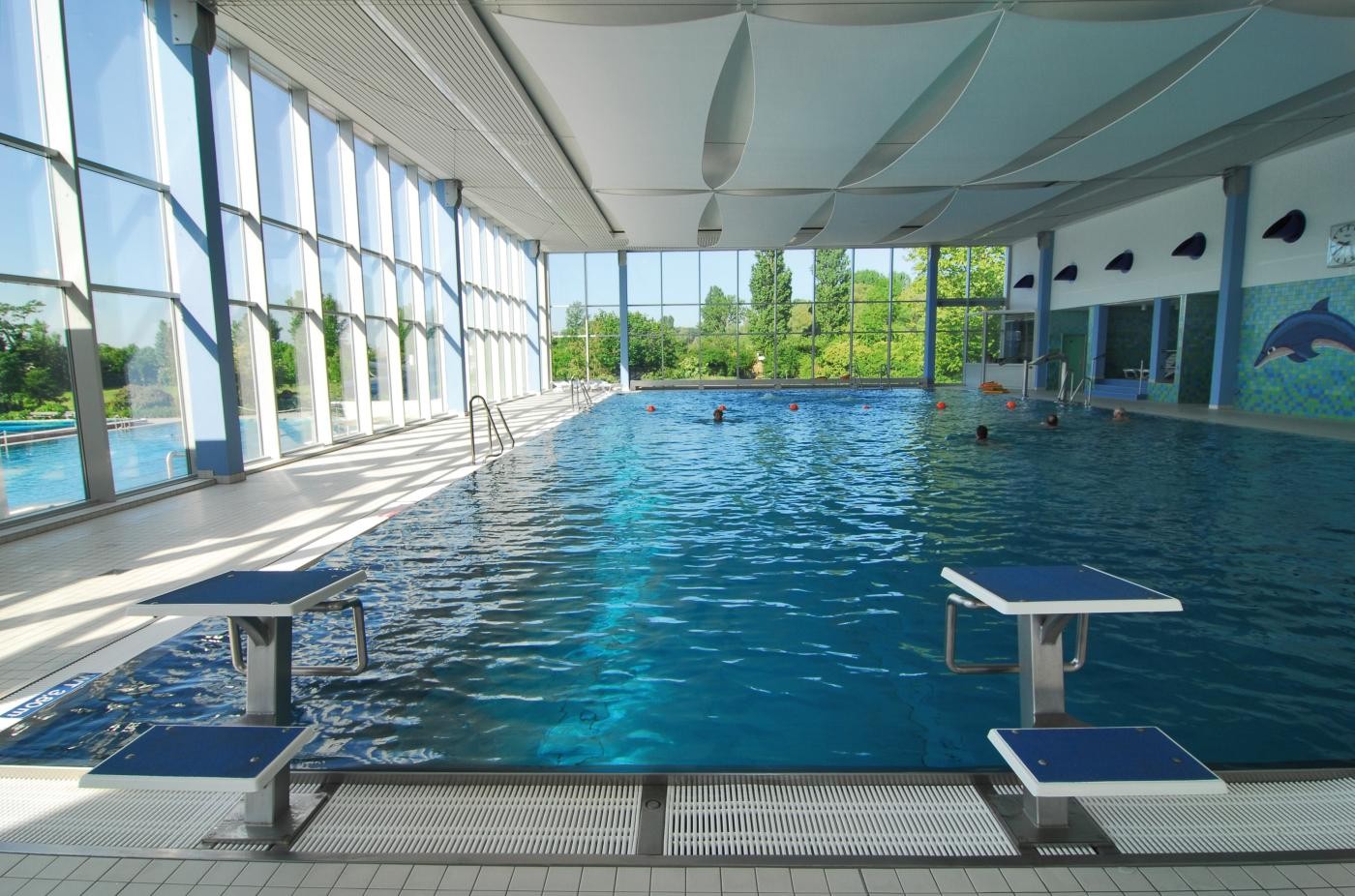 Blick auf das Schwimmbecken im Hallenbad