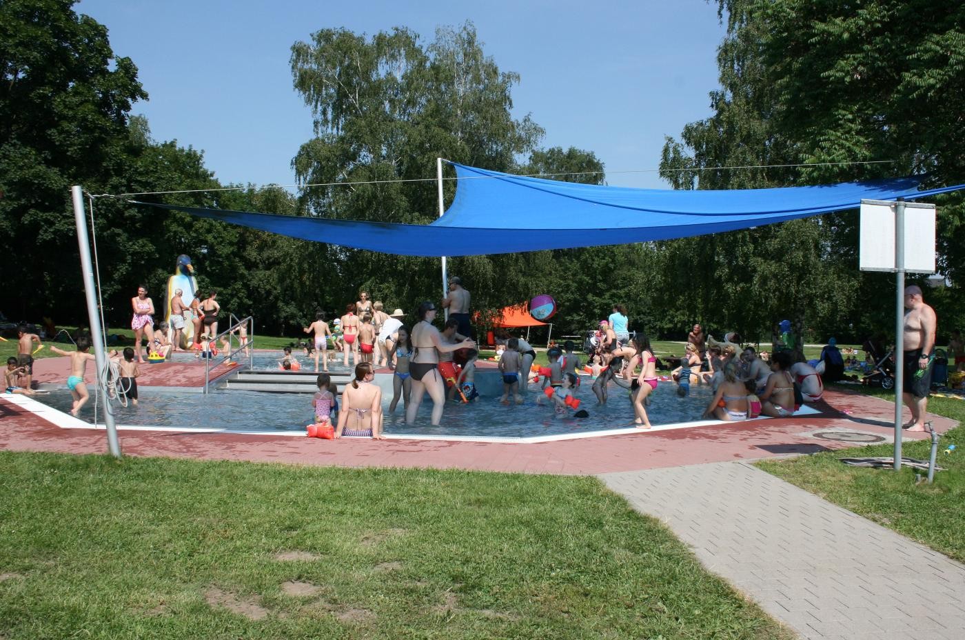 Kinderplanschbecken im Sommer