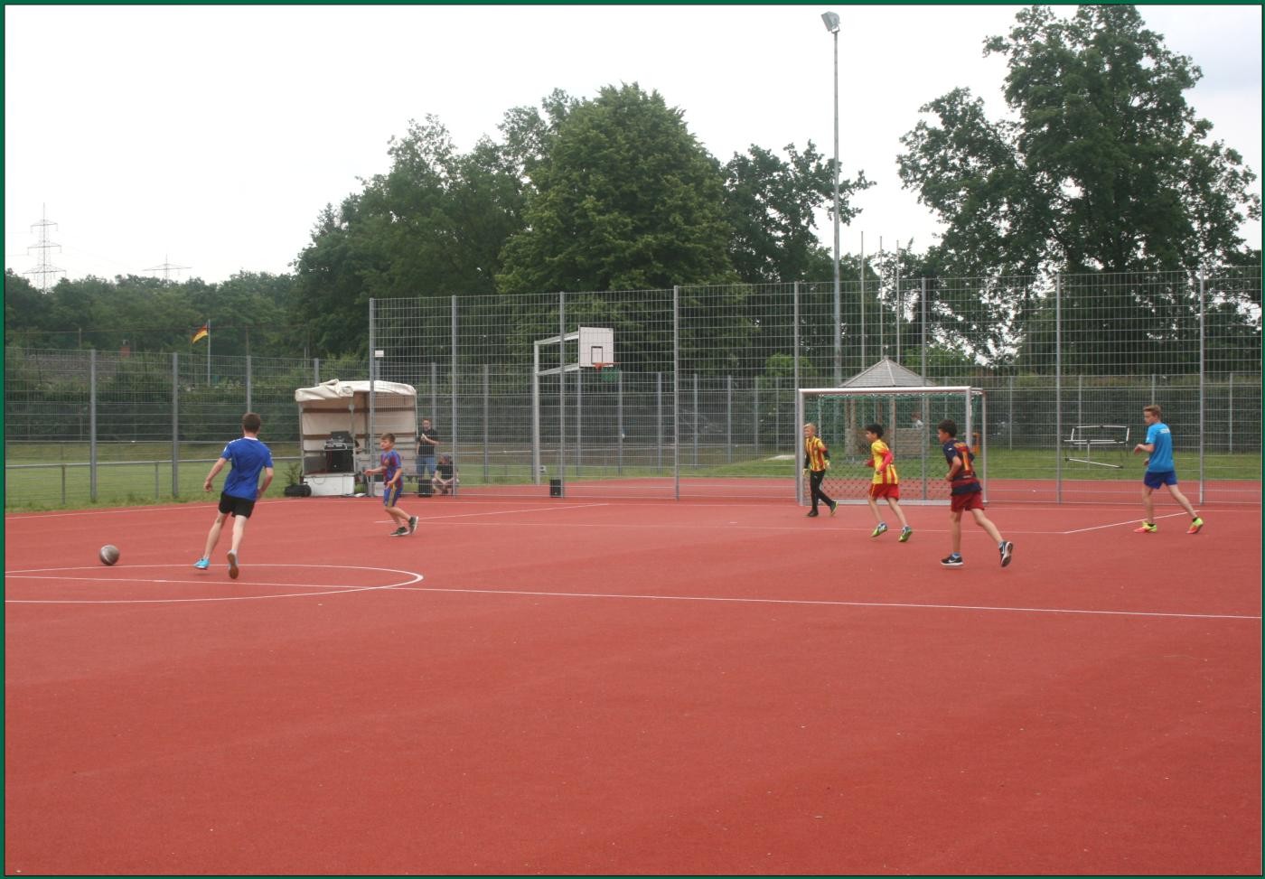 Kleinspielfeld mit Fußballspielern