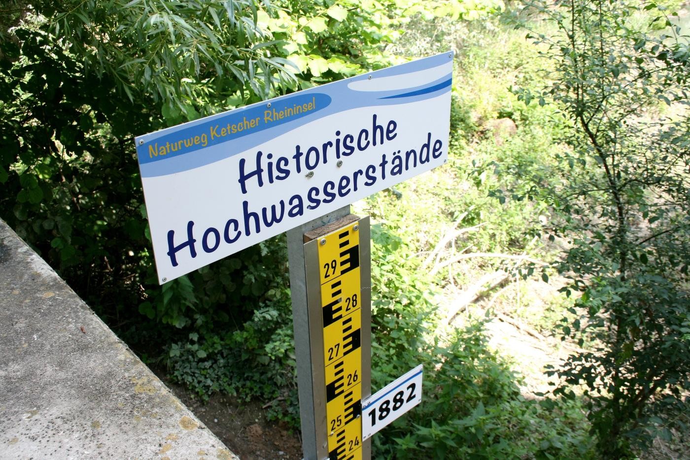 Das Bild zeigt die Info-Markierungen zu den Hochwasserständen verschiedener Jahre