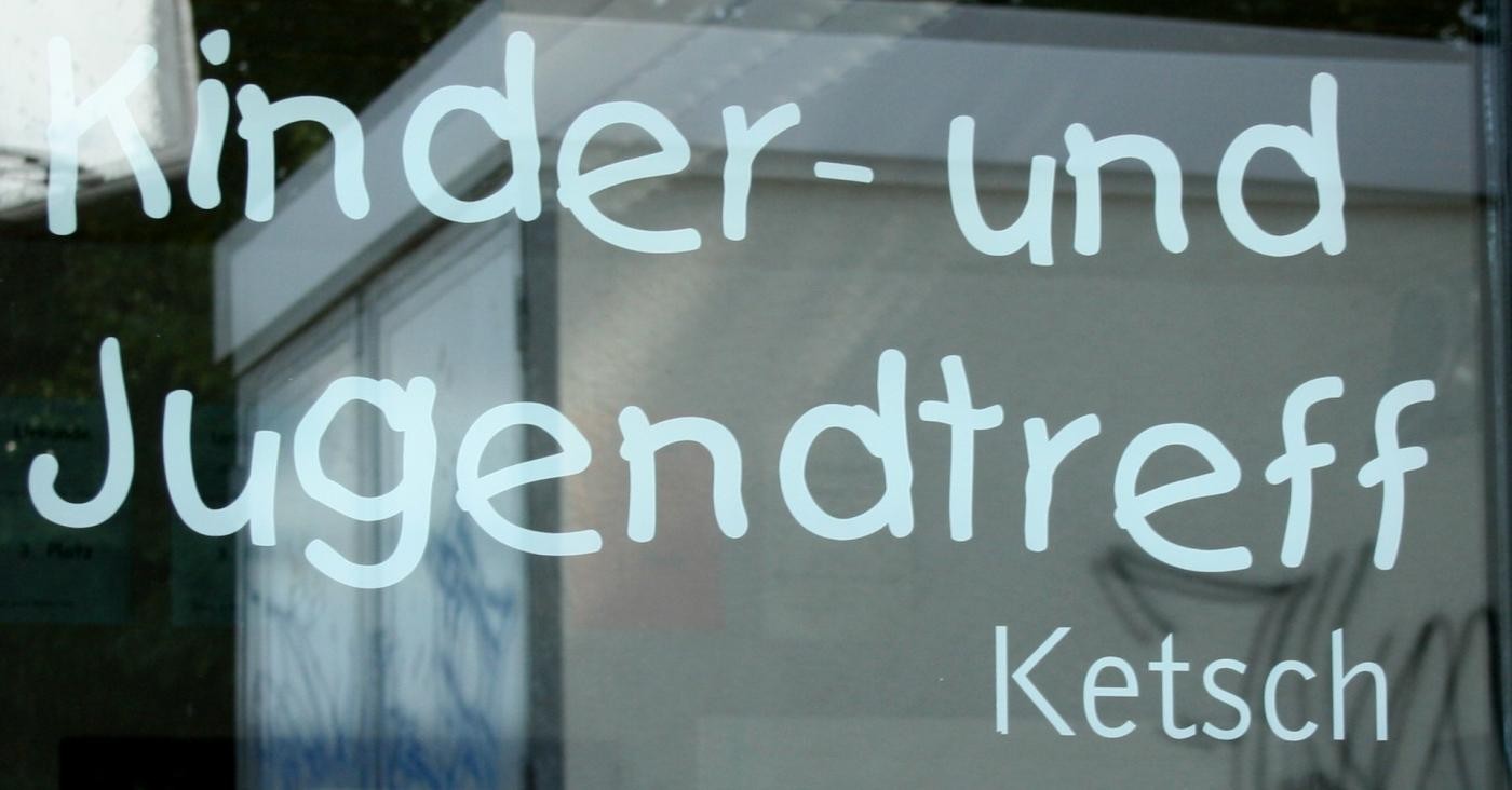 Bild zeigt die Aufschrift "Kinder- und Jugendtreff" auf der Eingangstür