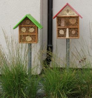 Zwei selbstgebaute Insektenhotels