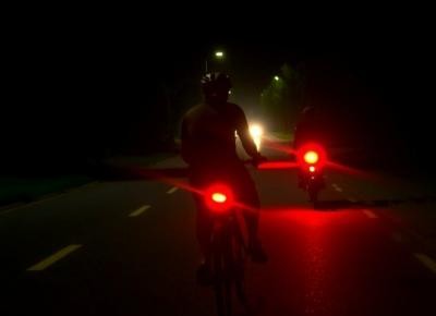 Radfahrer im Dunkeln auf der Straße
